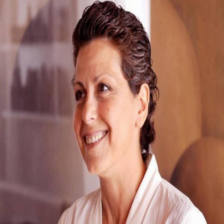 «Κάποιος σου λέει, ψιτ, εσύ που βρίσκεσαι στην ομάδα των ζωντανών, από δω παρακαλώ» – Μάγια Τσόκλη για τον καρκίνο