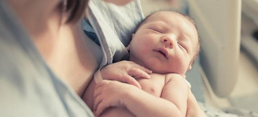 “Γέννησα ένα παιδί εκτός γάμου και όλοι είναι εναντίον μου. Είμαι σε απόγνωση, δεν ξέρω τι να κάνω”