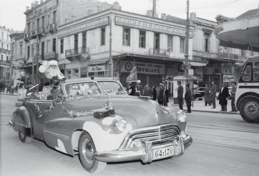 Υπέροχες φωτογραφίες: Έτσι ήταν η Χριστουγεννιάτικη Αθήνα πριν από 55 χρόνια