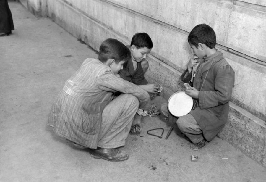 Υπέροχες φωτογραφίες: Έτσι ήταν η Χριστουγεννιάτικη Αθήνα πριν από 55 χρόνια