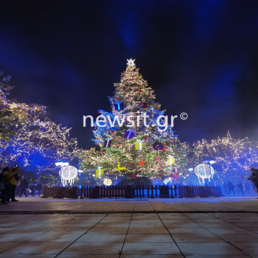 Φωταγωγήθηκε το χριστουγεννιάτικο δέντρο στην πλατεία Συντάγματος