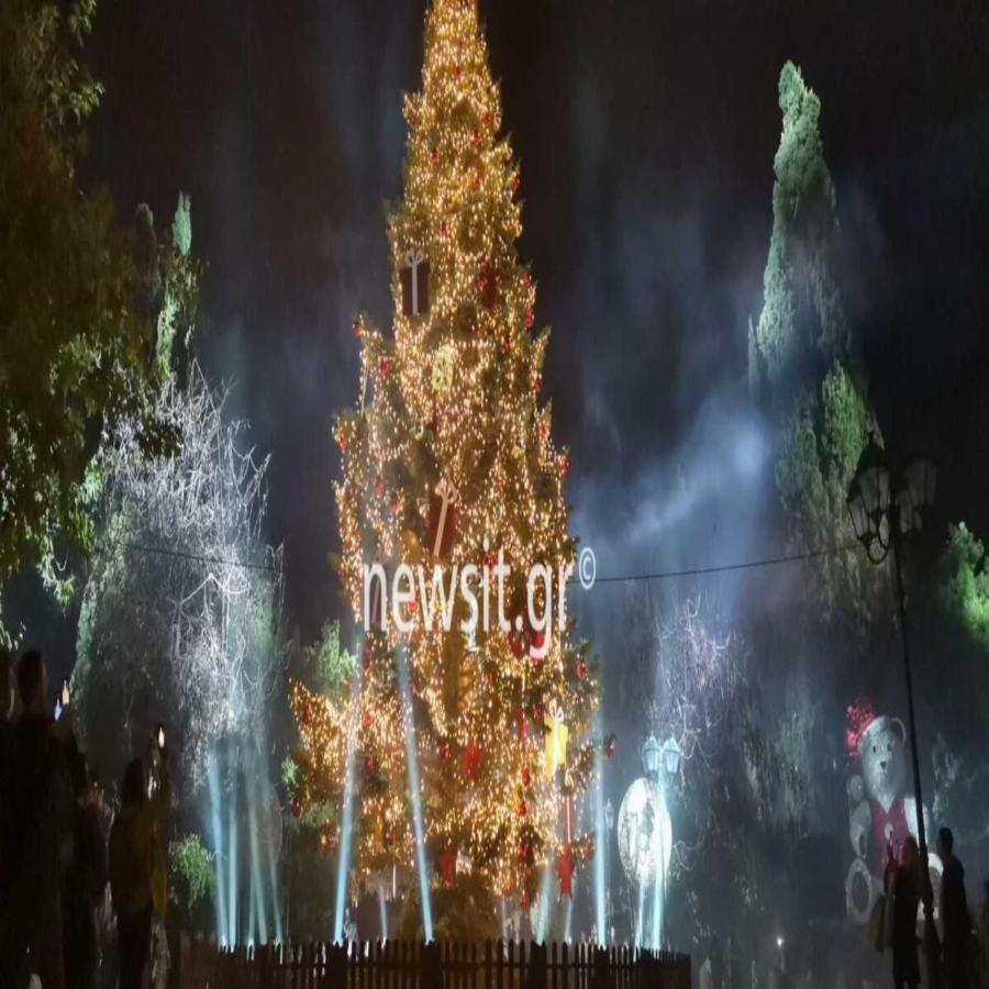 Φωταγωγήθηκε το χριστουγεννιάτικο δέντρο στην πλατεία Συντάγματος