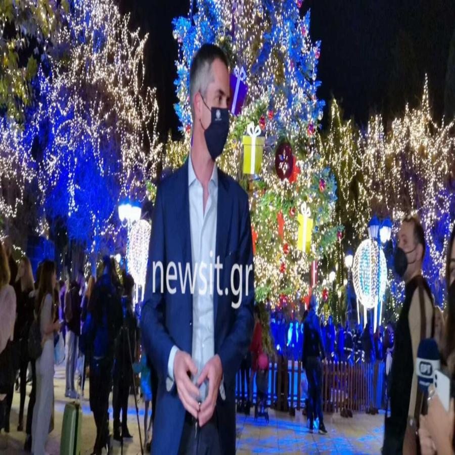 Φωταγωγήθηκε το χριστουγεννιάτικο δέντρο στην πλατεία Συντάγματος