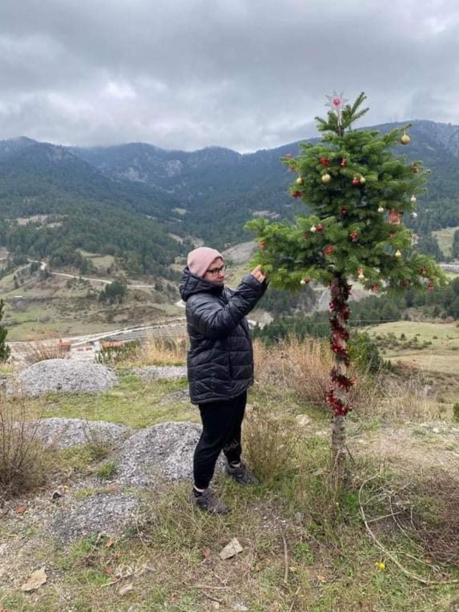 Ζευγάρι στολίζει δέντρο στο βουνό: Ένα ξεχωριστό χριστουγεννιάτικο δέντρο στο Ανήλιο Μετσόβου