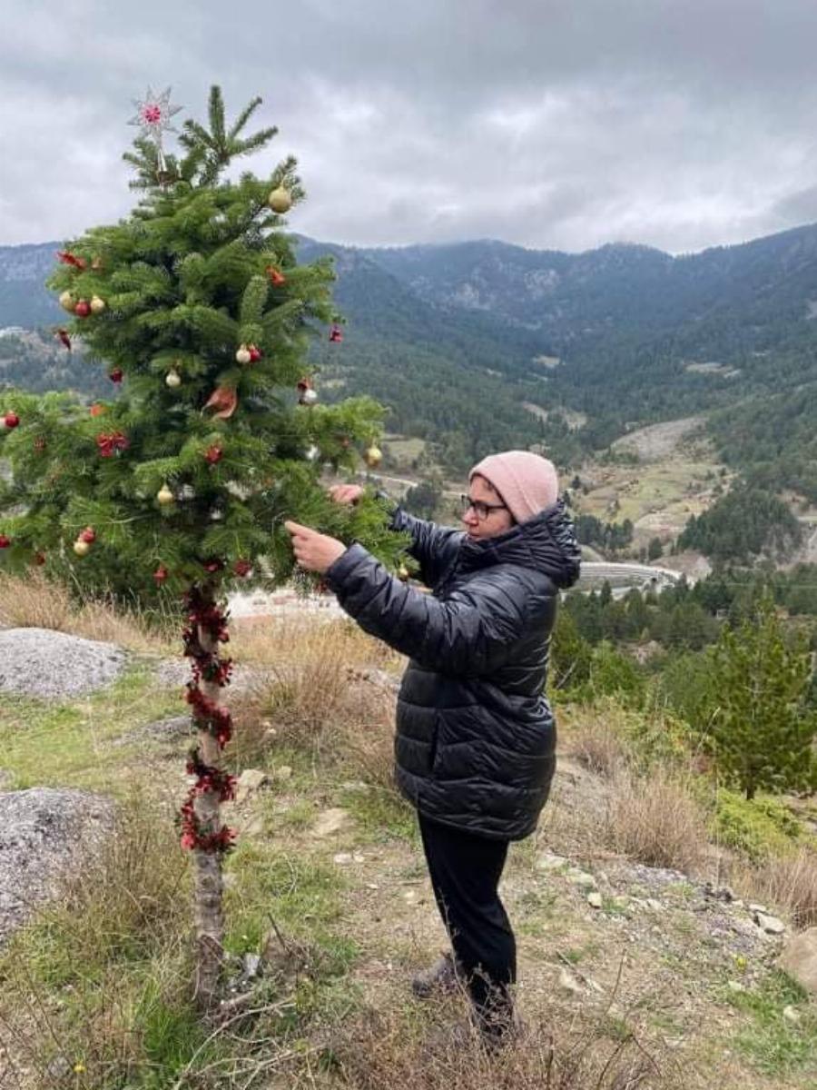 Ζευγάρι στολίζει δέντρο στο βουνό: Ένα ξεχωριστό χριστουγεννιάτικο δέντρο στο Ανήλιο Μετσόβου