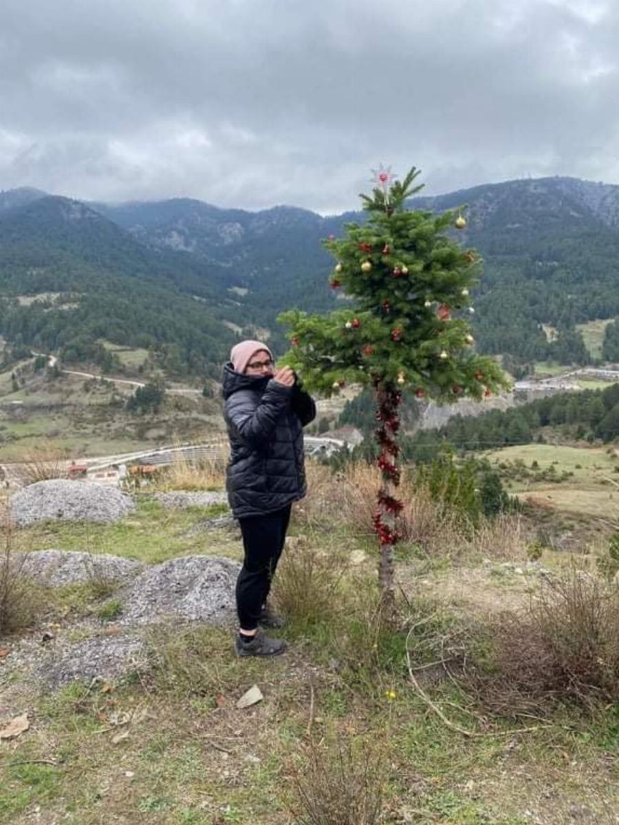 Ζευγάρι στολίζει δέντρο στο βουνό: Ένα ξεχωριστό χριστουγεννιάτικο δέντρο στο Ανήλιο Μετσόβου