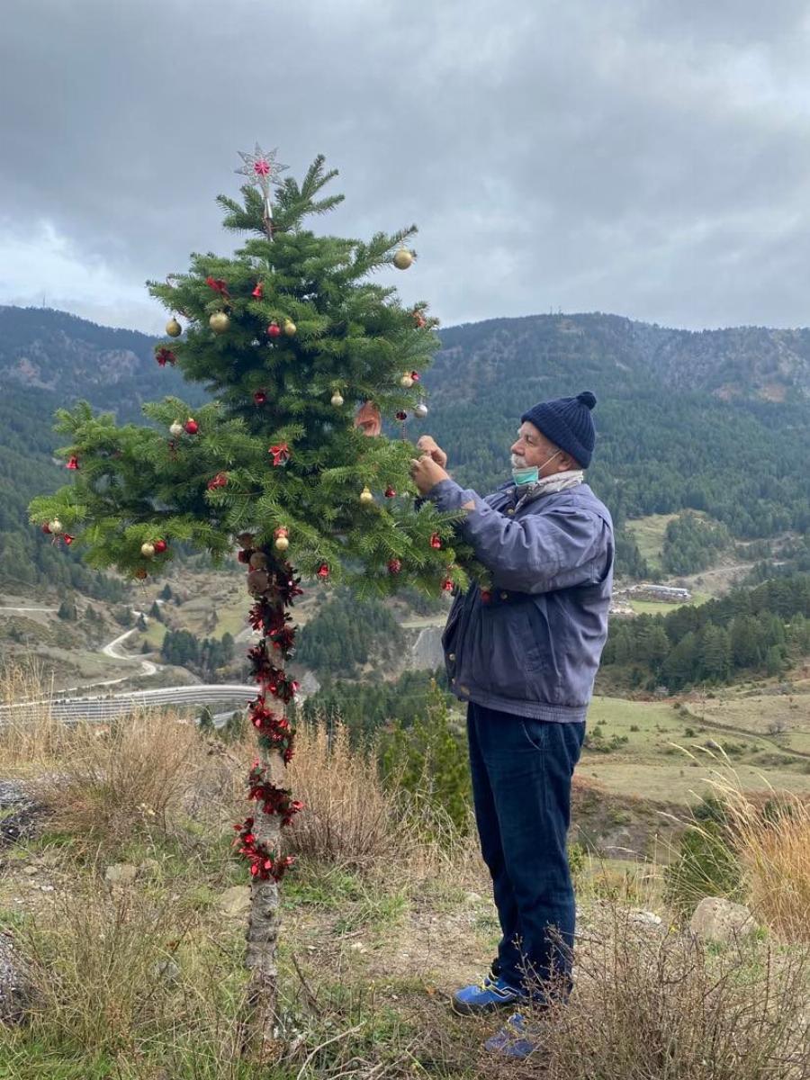 Ζευγάρι στολίζει δέντρο στο βουνό: Ένα ξεχωριστό χριστουγεννιάτικο δέντρο στο Ανήλιο Μετσόβου