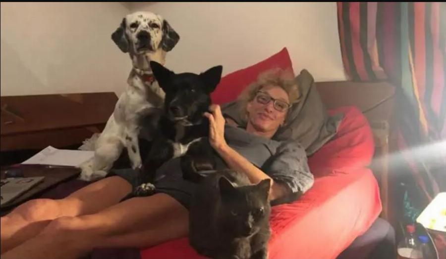 Καταγγελίας γείτονα Ολλανδής δημοσιογράφου: «Έχει δυο σκυλιά που τα βγάζουν βόλτα Πακιστανοί υπηρέτες της»