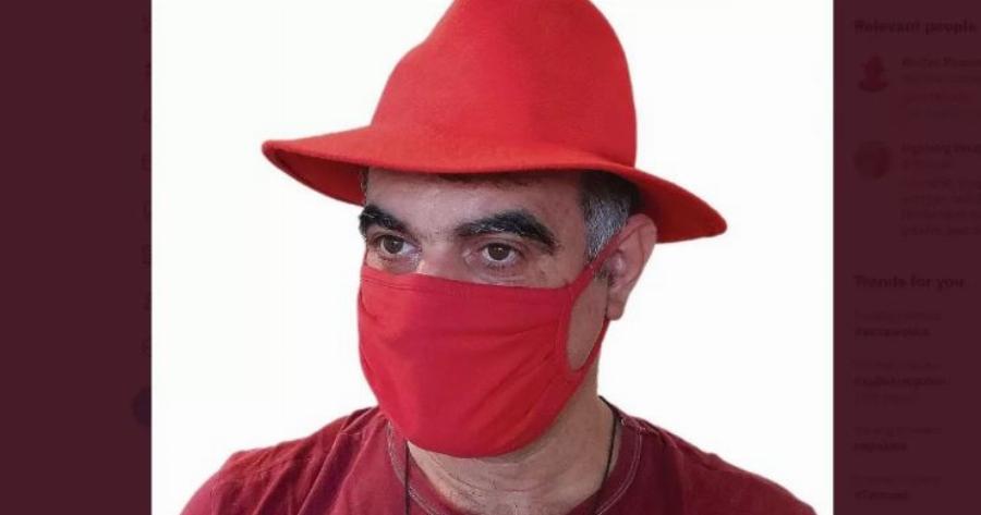 Κώστας Βαξεβάνης: Έβαλε κόκκινο καπέλο και κόκκινη μάσκα και δηλώνει υποστήριξη στην Ολλανδή δημοσιογράφο