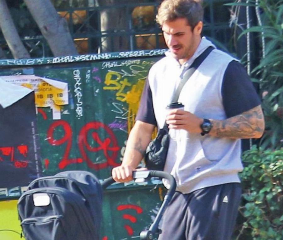 Άκης Πετρετζίκης και Παπαμιχαήλ βόλτα στην Αθήνα: Τρυφερά στιγμιότυπα με το μωρό