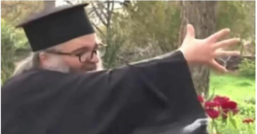 Viral ο Παπα-Νικόλας ρίχνει μούτζα στους ανεμβολίαστους