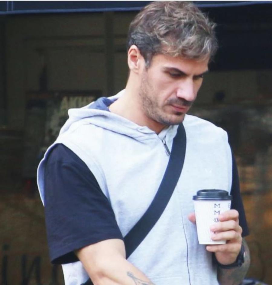 Άκης Πετρετζίκης και Παπαμιχαήλ βόλτα στην Αθήνα: Τρυφερά στιγμιότυπα με το μωρό