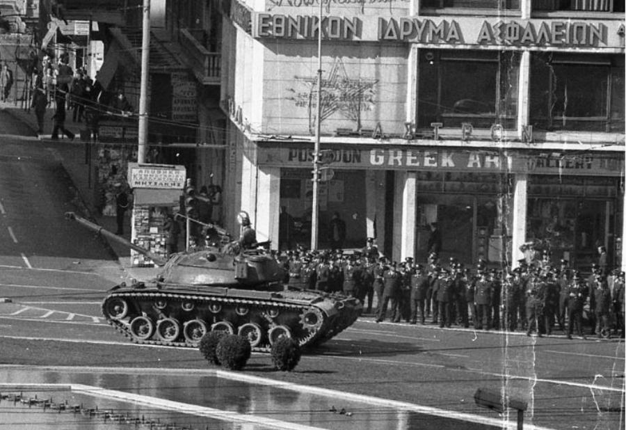 Πολυτεχνείο 1973: Αδημοσίευτες φωτογραφίες από την ηρωική νύχτα των φοιτητών