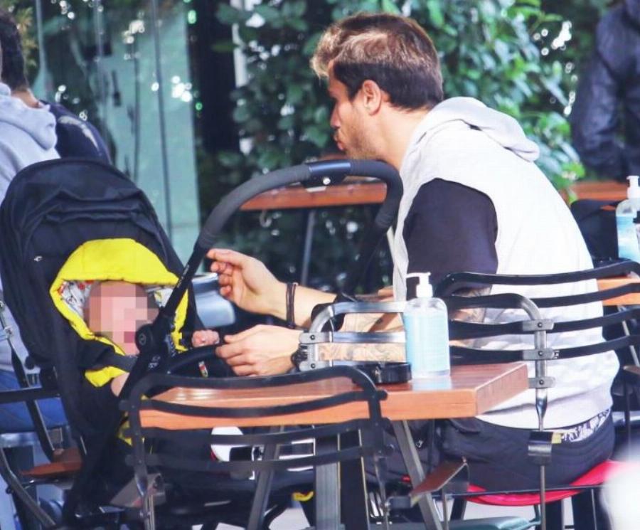 Άκης Πετρετζίκης και Παπαμιχαήλ βόλτα στην Αθήνα: Τρυφερά στιγμιότυπα με το μωρό