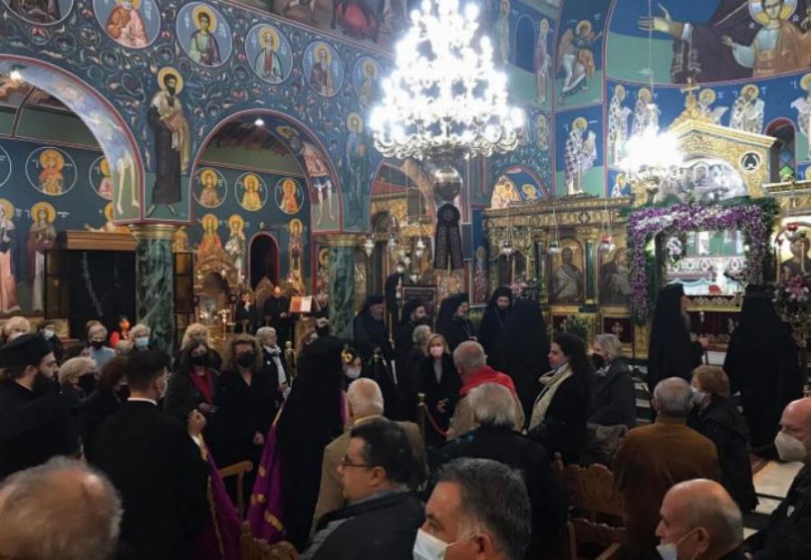 Νέα Ιωνία: Εκκλησία και λαός γονατίζουν στον πολιούχο Άγιο Γεώργιο Νεαπολίτη