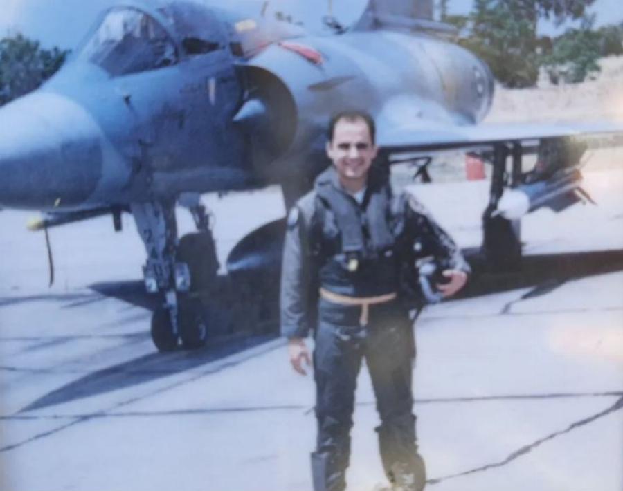 Νικόλας Παρούσης: Ο ήρωας πιλότος που θυσίασε τη ζωή του για να μην πέσει το Mιράζ 2000 πάνω σε σχολείο