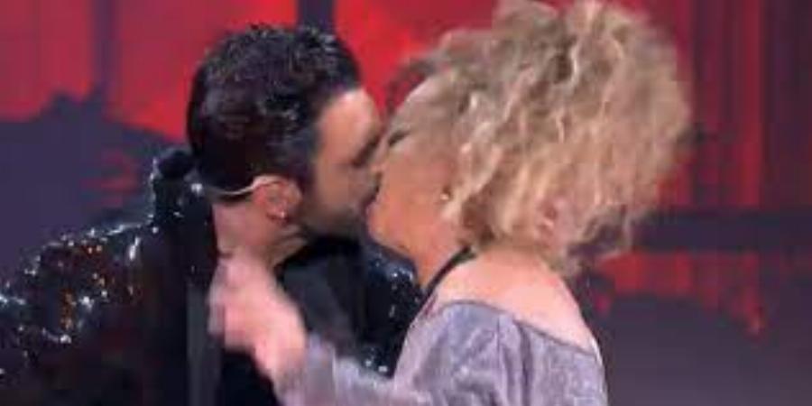 Μαρίνος Κόνσολος: Φίλησε την Ελένη Δήμου στο στόμα