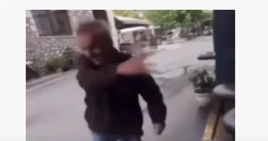 «Χαρτί για το εμβόλιο για να μπεις μέσα» – «ΠΑΡΤΑΑΑΑΑ»: Το φασκέλωμα παππού σε ιδιοκτήτρια μαγαζιού