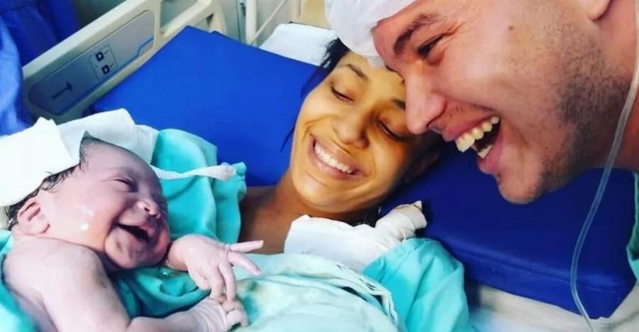 Ρίο ντε Τζανέιρο: Νεογέννητο ακούει για πρώτη φορά την φωνή του μπαμπά του και το χαμόγελο του γίνεται viral