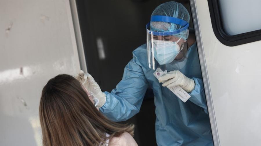 «Τελειώνουν» τους ανεμβολίαστους: Τα 6 μέτρα που θα εφαρμόσει η κυβέρνηση αποκλειστικά γι’ αυτούς