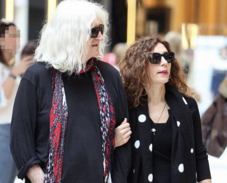 Νίκος Καρβελας: Πατέρας για τρίτη φορά στα 70 του – 5 μηνών έγκυος η 31χρονη σύντροφός του