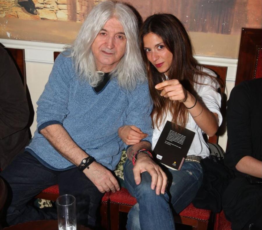 Νίκος Καρβελας: Πατέρας για τρίτη φορά στα 70 του – 5 μηνών έγκυος η 31χρονη σύντροφός του