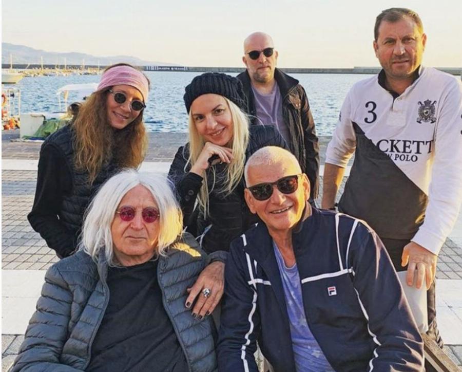 Νίκος Καρβελας: Πατέρας για τρίτη φορά στα 70 του – 5 μηνών έγκυος η 31χρονη σύντροφός του