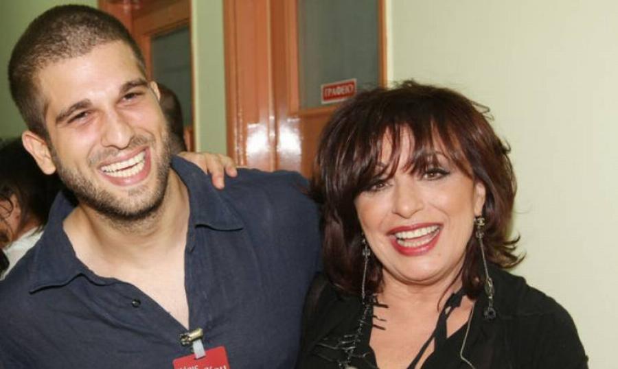 Χάρις Αλεξίου: Η πάμφτωχη μητέρα της από τη Μικρά Ασία, οι δύο γάμοι, η υιοθεσία και η λεωφόρος που πήρε το όνομα της