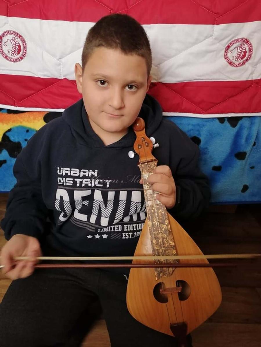 Ζητά από τον Άη Βασίλη τη λύρα που του στέρησε ο σεισμός – Συγκινεί ο 10χρονος Χρήστος από το Αρκαλοχώρι