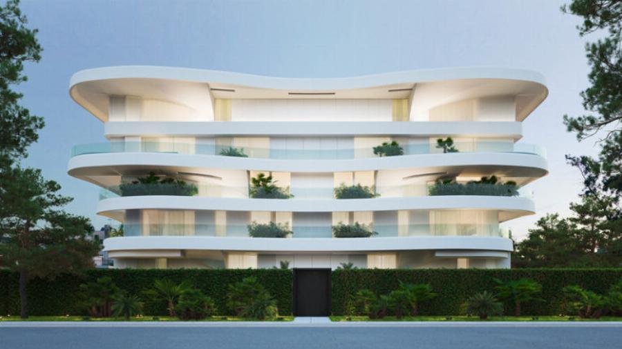 Συγκρότημα κατοικιών στη Γλυφάδα: Έχει πισίνα σε κάθε μπαλκόνι και τα διαμερίσματα μοιάζουν με μικρές βίλες