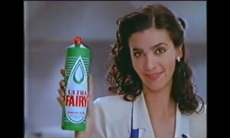 Σαν να μην πέρασε μία μέρα: Πως έμοιαζαν διάσημοι Έλληνες τη δεκαετία του 90