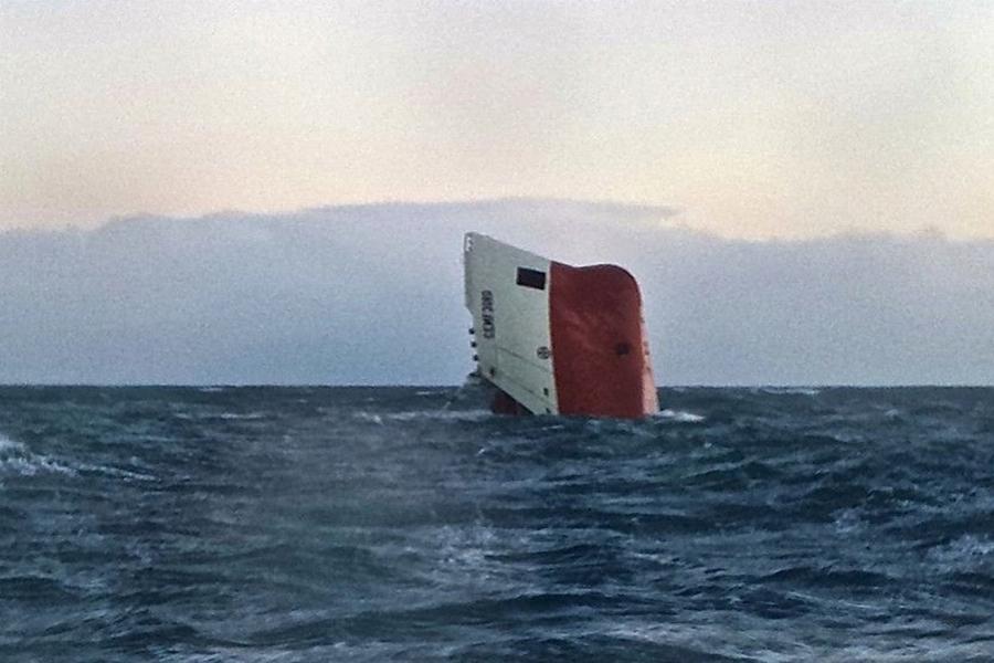 Αληθινό περιστατικό: Φορτηγό πλοίο μεταφοράς τσιμέντου ανατράπηκε – Όλο το πλήρωμα χάθηκε