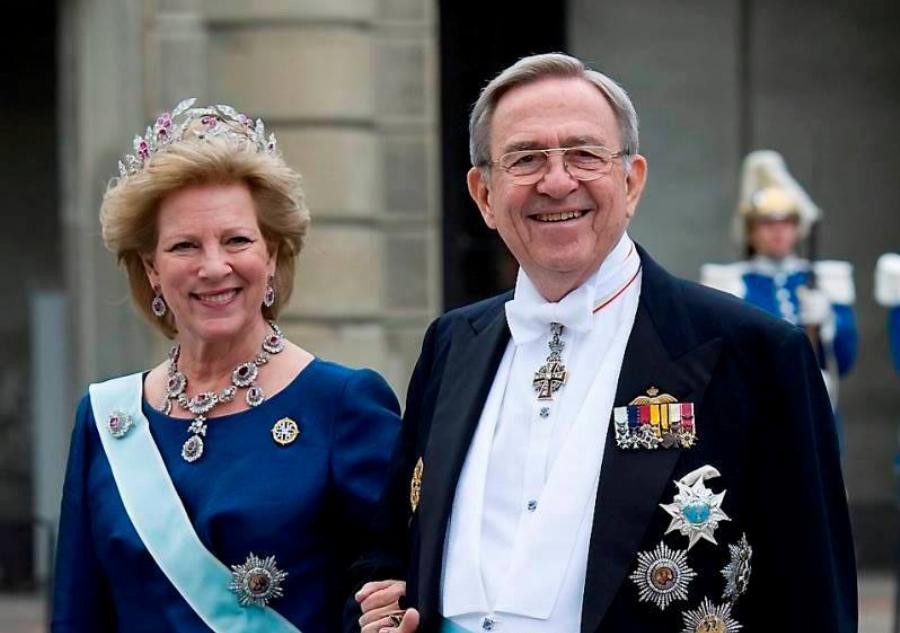 Κωνσταντίνος Β’: Ο αιφνίδιος θάνατος του πατέρα του, ο θρόνος στα 24, ο παραμυθένιος γάμος και το τούνελ που οδηγούσε τη Βουγιουκλάκη στο Τατόι