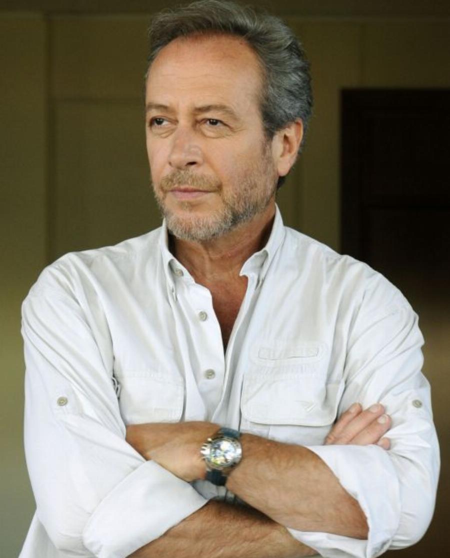 Γρηγόρης Βαλτινός: Τα δύσκολα παιδικά χρόνια, τα 31 χρόνια γάμου, το μυστικό της επιτυχίας και οι γιοι του