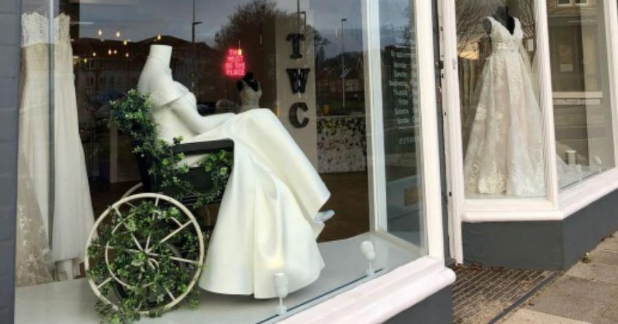 Οίκος νυφικών βάζει αναπηρικό αμαξίδιο στη βιτρίνα του και ενθουσιάζει με την κίνησή του