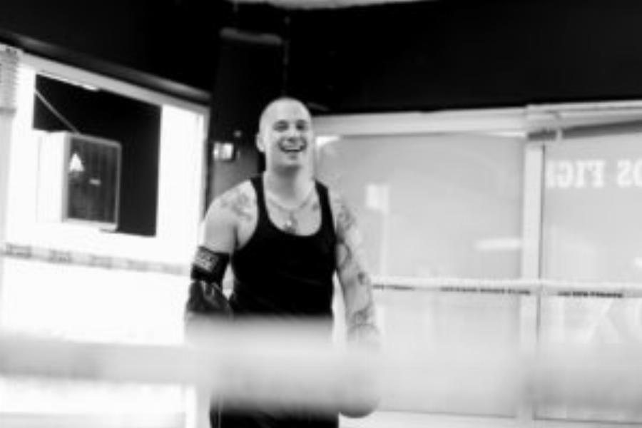 Βαγγέλης Χατζής: Ο μοναδικός μονόχειρας πυγμάχος του κόσμου γεννήθηκε στη ραδιενεργή βροχή του Τσερνόμπιλ