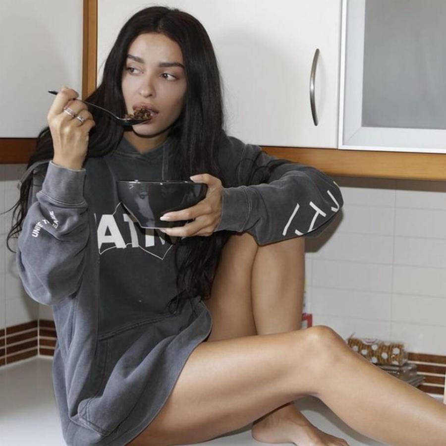 Ελένη Φουρέιρα: Το υπέροχο σπίτι της με τις τεράστιες τζαμαρίες, το υπέροχο σαλόνι και τον ονειρικό κήπο