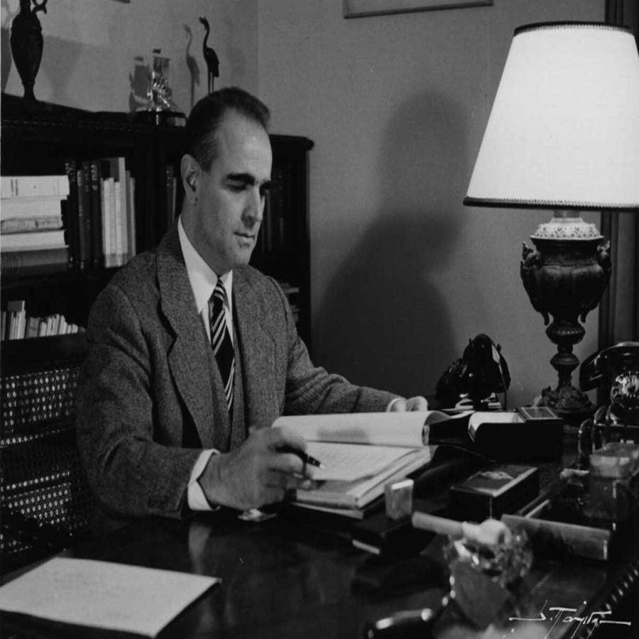 Η αξέχαστη και αποστομωτική απάντηση του Κώστα Καραμανλή στον Σμιτ όταν ο Γερμανός προσέβαλε την Ελλάδα