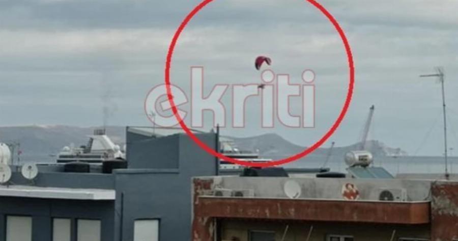 Ηράκλειο: Ο Άγιος Βασίλης πέταξε τα δώρα με αλεξίπτωτο πλαγιάς