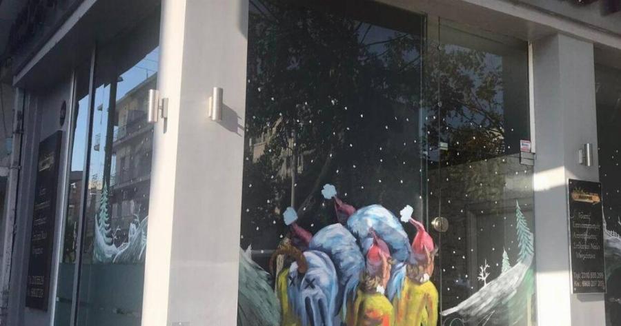 Γραφείο Τελετών στη Θεσσαλονίκη στόλισε γιορτινά με ξωτικά που μεταφέρουν νεκρό χιονάνθρωπο