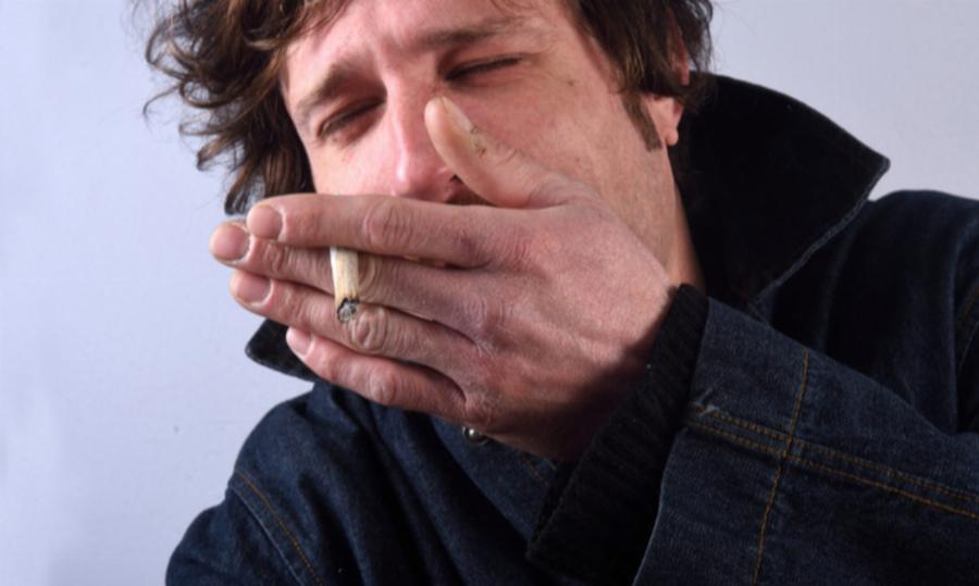 Τσιγαρόβηχας: Ποιες είναι οι σοβαρές επιπλοκές και τα συμπτώματα που κρούουν τον κώδωνα του κινδύνου – 6 τρόποι για να απαλλαγείτε