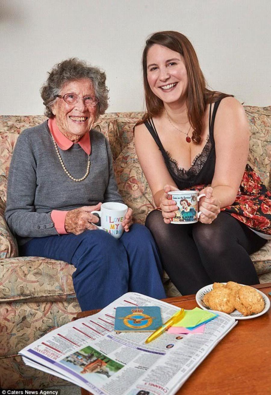 Φοιτήτρια 27 ετών συγκατοίκησε με 95χρονη για να πληρώνει μισό ενοίκιο και η ηλικιωμένη να μη νιώθει μόνη