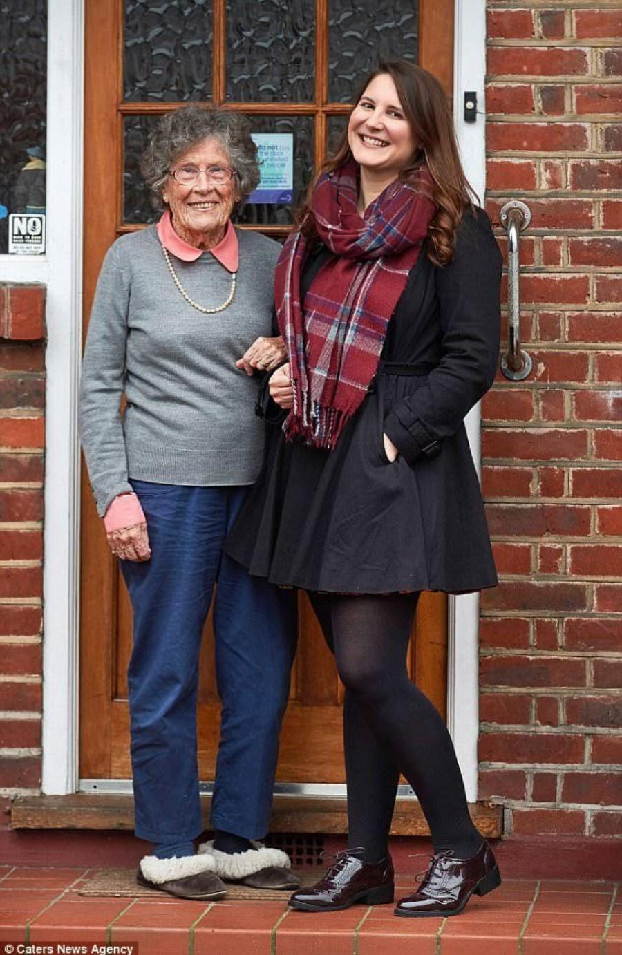 Φοιτήτρια 27 ετών συγκατοίκησε με 95χρονη για να πληρώνει μισό ενοίκιο και η ηλικιωμένη να μη νιώθει μόνη