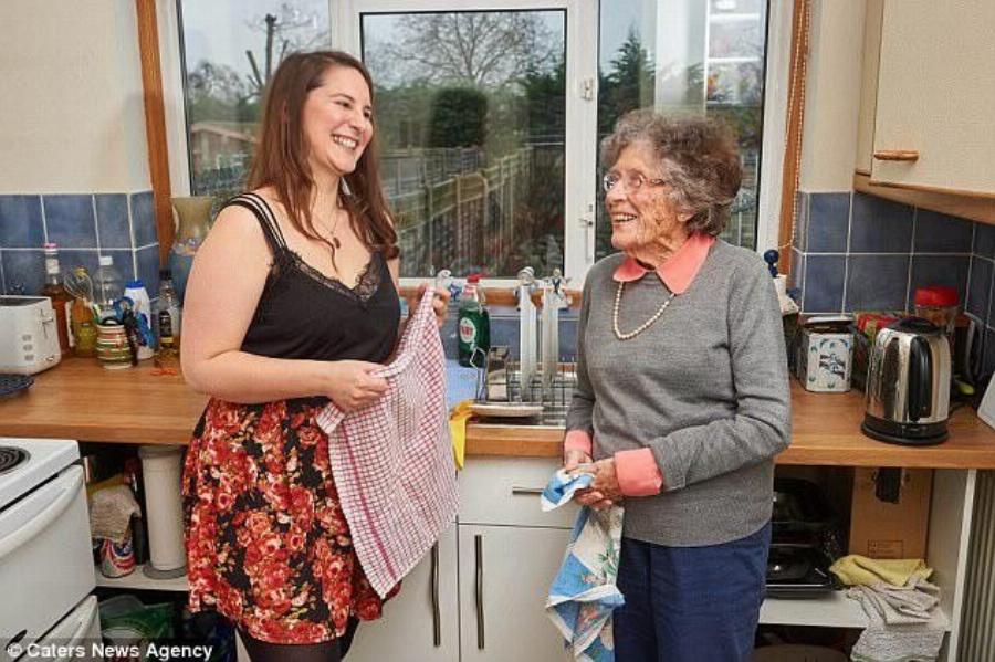 Φοιτήτρια 27 ετών συγκατοίκησε με 95χρονη για να πληρώνει μισό ενοίκιο και η ηλικιωμένη να μη νιώθει μόνη