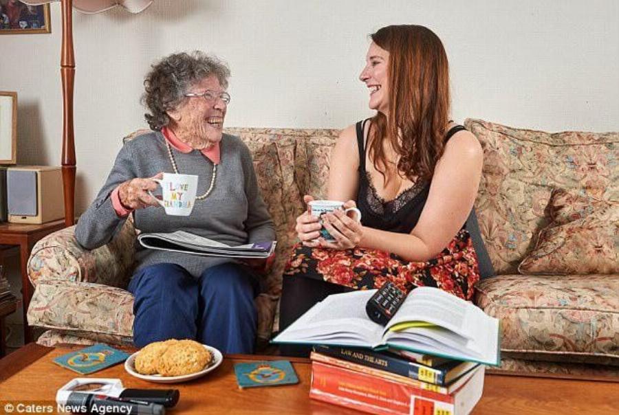 Φοιτήτρια 27 ετών συγκατοίκησε με 95χρονη για να πληρώνει μισό ενοίκιο και η ηλικιωμένη να μη νιώθει μόνη