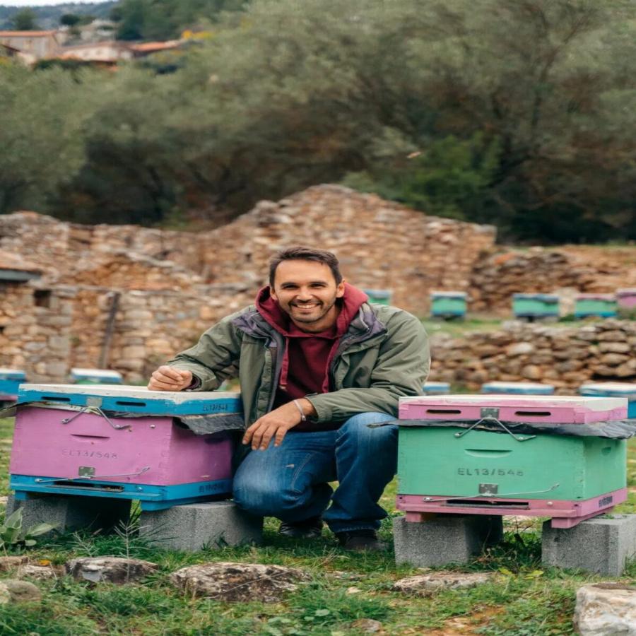 Βασίλη Κουτρουλάκης: Άφησε πίσω του την Αθήνα για 600 κυψέλες στα Καλάβρυτα