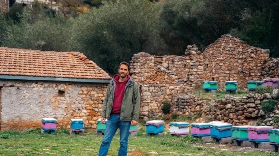 Βασίλη Κουτρουλάκης: Άφησε πίσω του την Αθήνα για 600 κυψέλες στα Καλάβρυτα