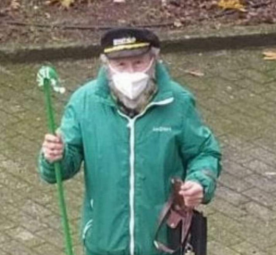 82χρονος ΠΑΣΟΚτζής στα Τρίκαλα ψήφισε ντυμένος στα πράσινα από πάνω ως κάτω