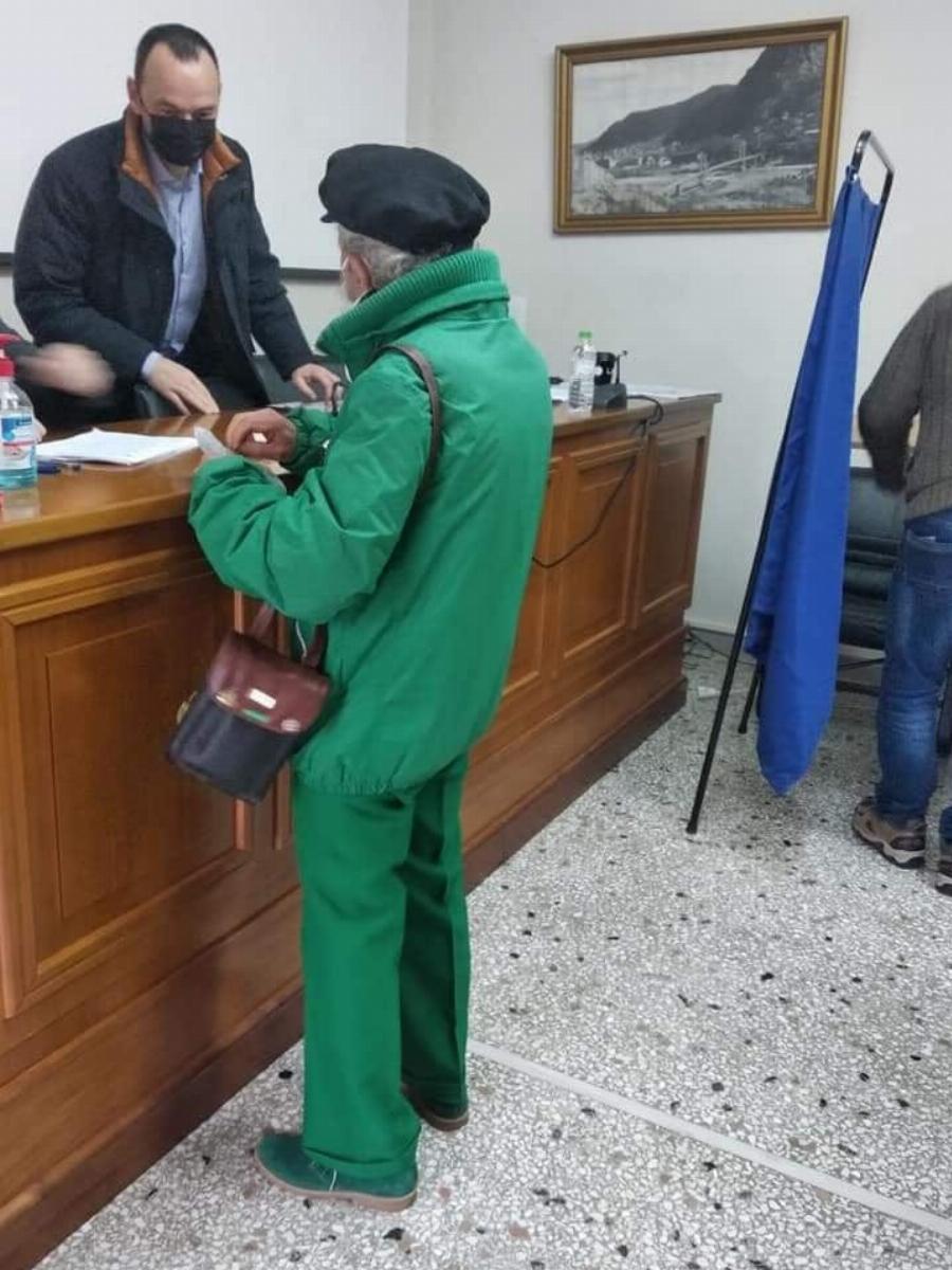 82χρονος ΠΑΣΟΚτζής στα Τρίκαλα ψήφισε ντυμένος στα πράσινα από πάνω ως κάτω
