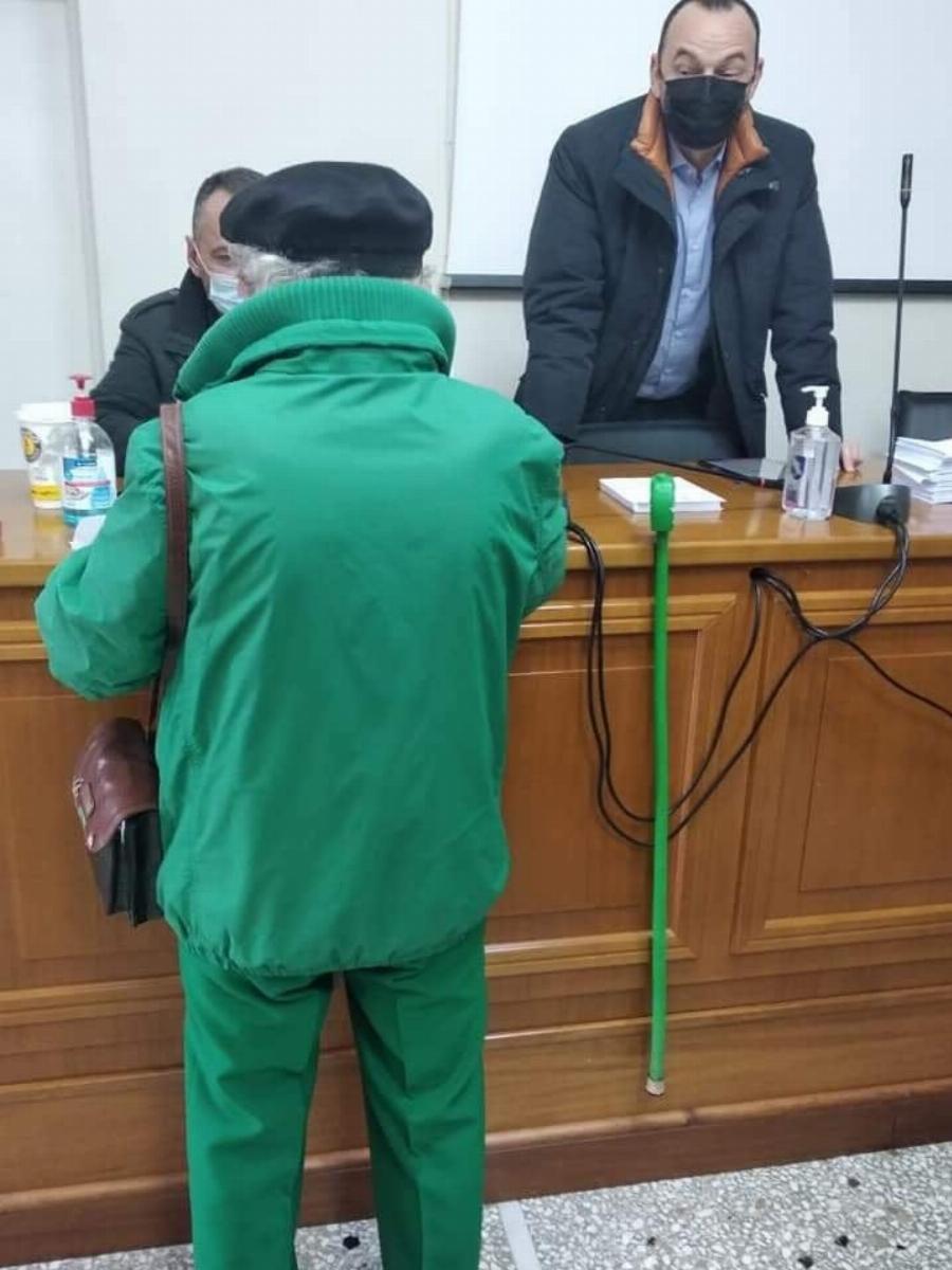 82χρονος ΠΑΣΟΚτζής στα Τρίκαλα ψήφισε ντυμένος στα πράσινα από πάνω ως κάτω